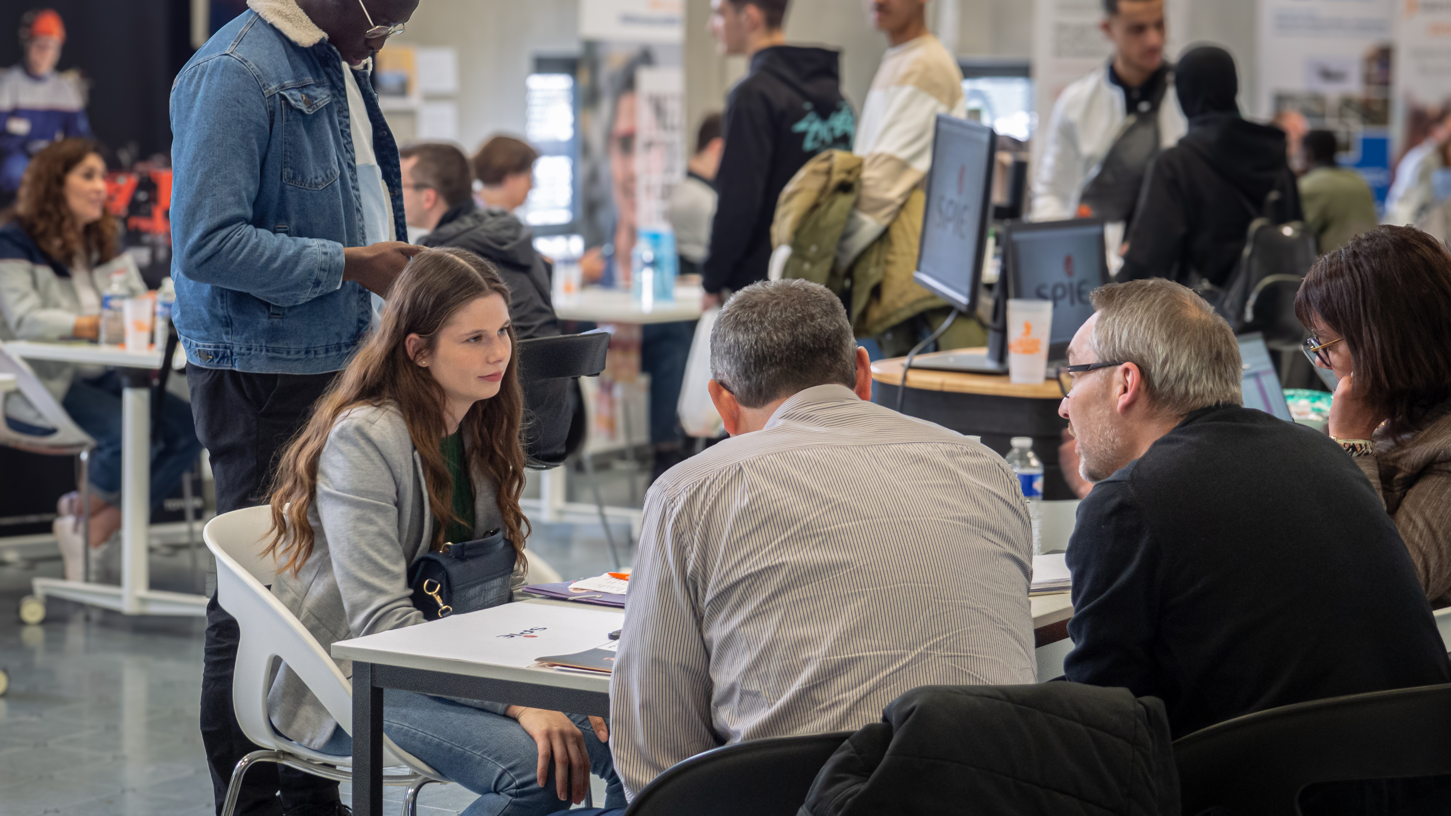 jeune fille en entretien au job dating de l'alternance