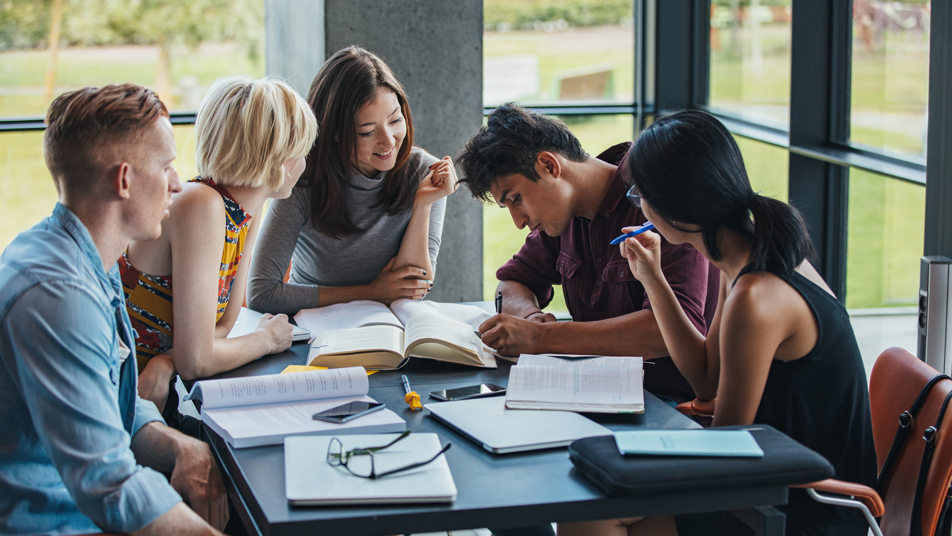 Etudiants travaillant en groupe