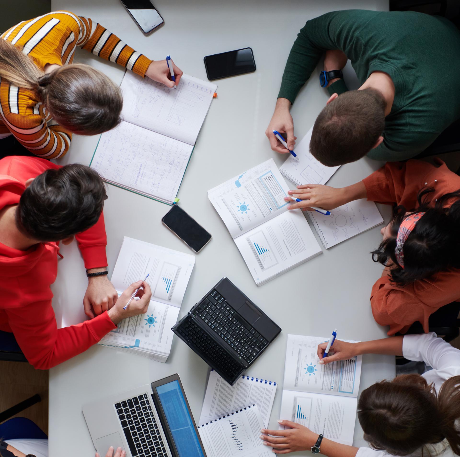 Etudiants réalisant un projet de groupe