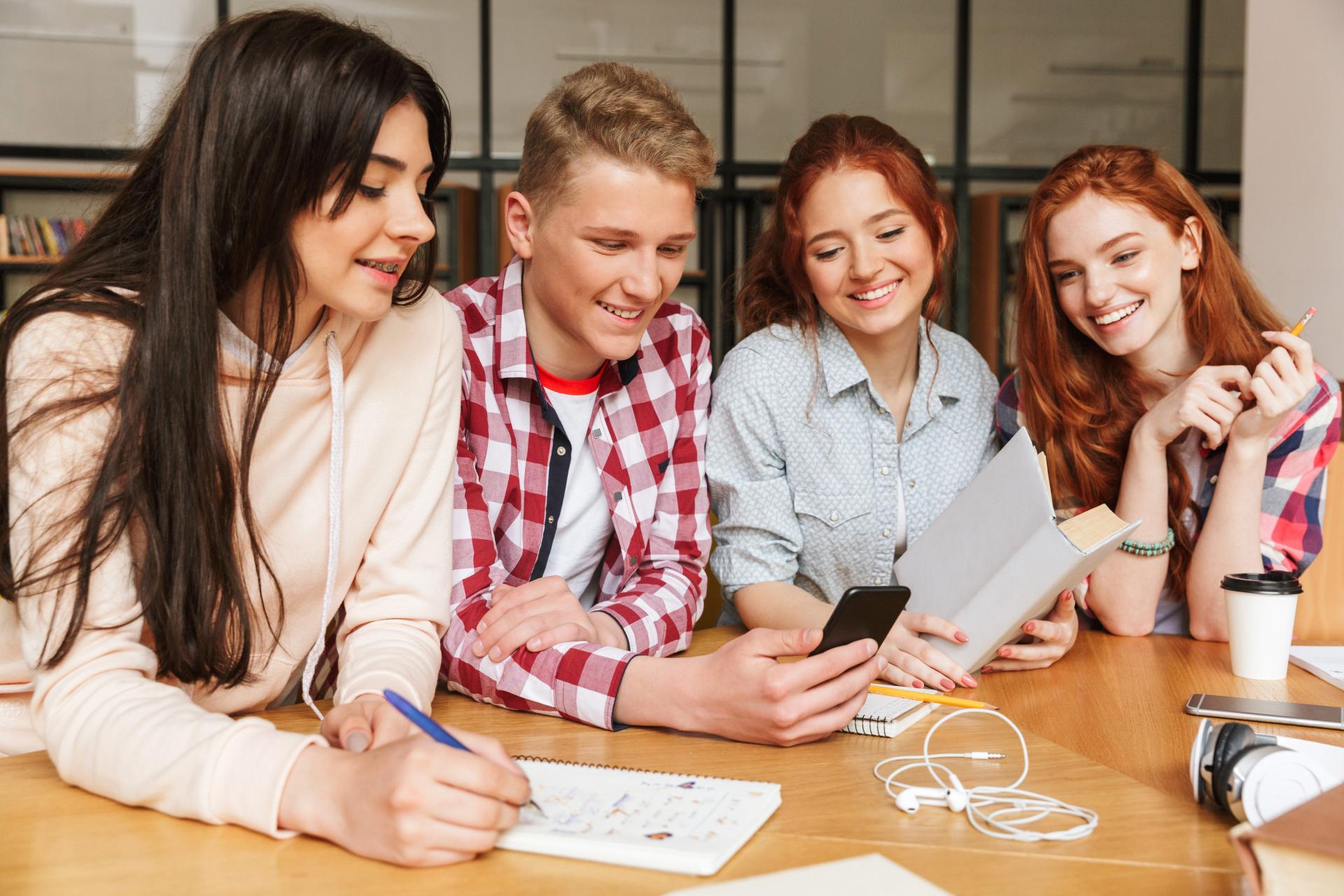 Etudiants réalisant un projet de groupe