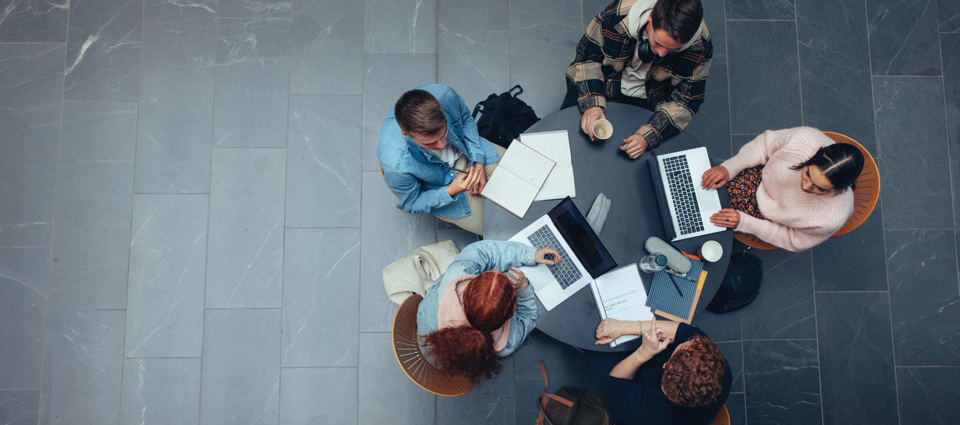 Etudiants travaillants en groupe