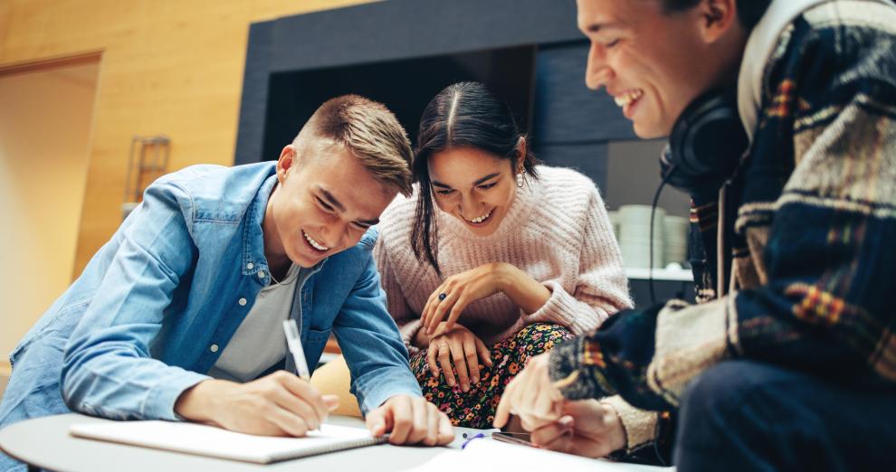 Etudiants réalisant un projet de groupe